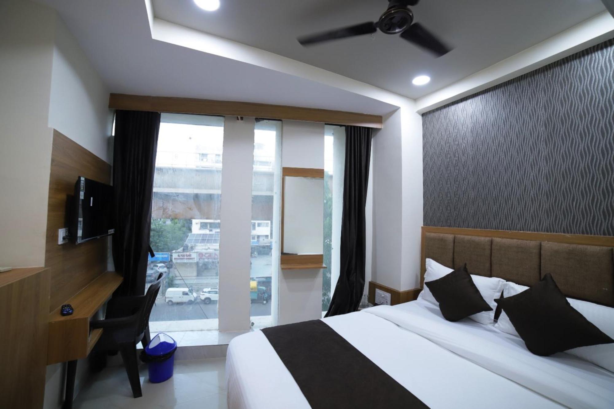 Hotel Surya Villa Ахмедабад Экстерьер фото